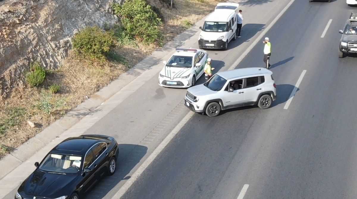 İzmir de emniyet şeridini ihlal eden 49 araca 45 bin lira ceza #1