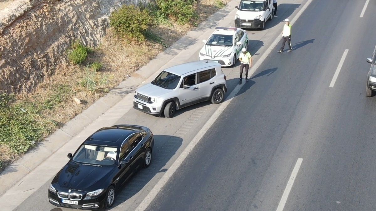 İzmir de emniyet şeridini ihlal eden 49 araca 45 bin lira ceza #2