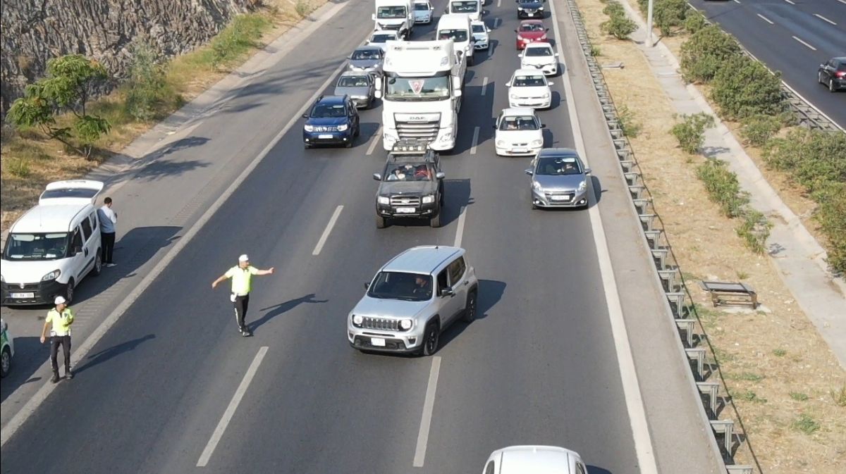 İzmir de emniyet şeridini ihlal eden 49 araca 45 bin lira ceza #3