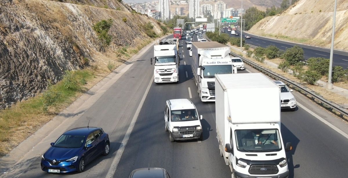 İzmir de emniyet şeridini ihlal eden 49 araca 45 bin lira ceza #6