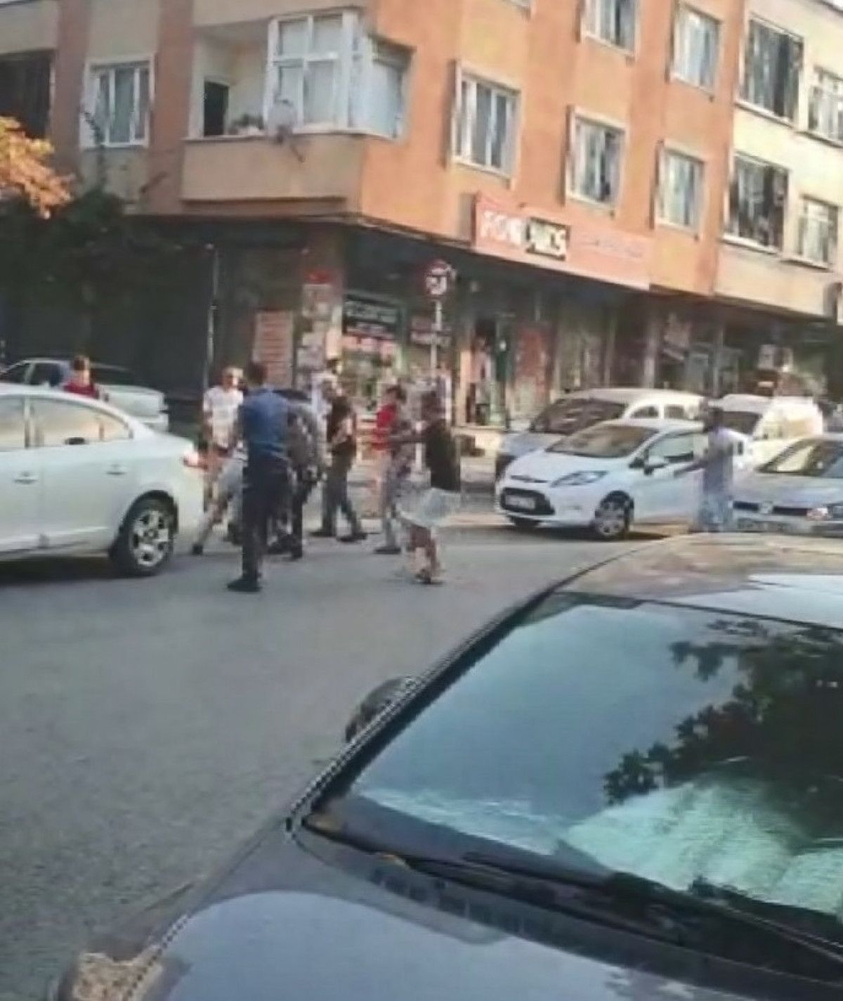 Sultangazi de kavga eden aile olay yerine gelen polis ekibine saldırdı #1