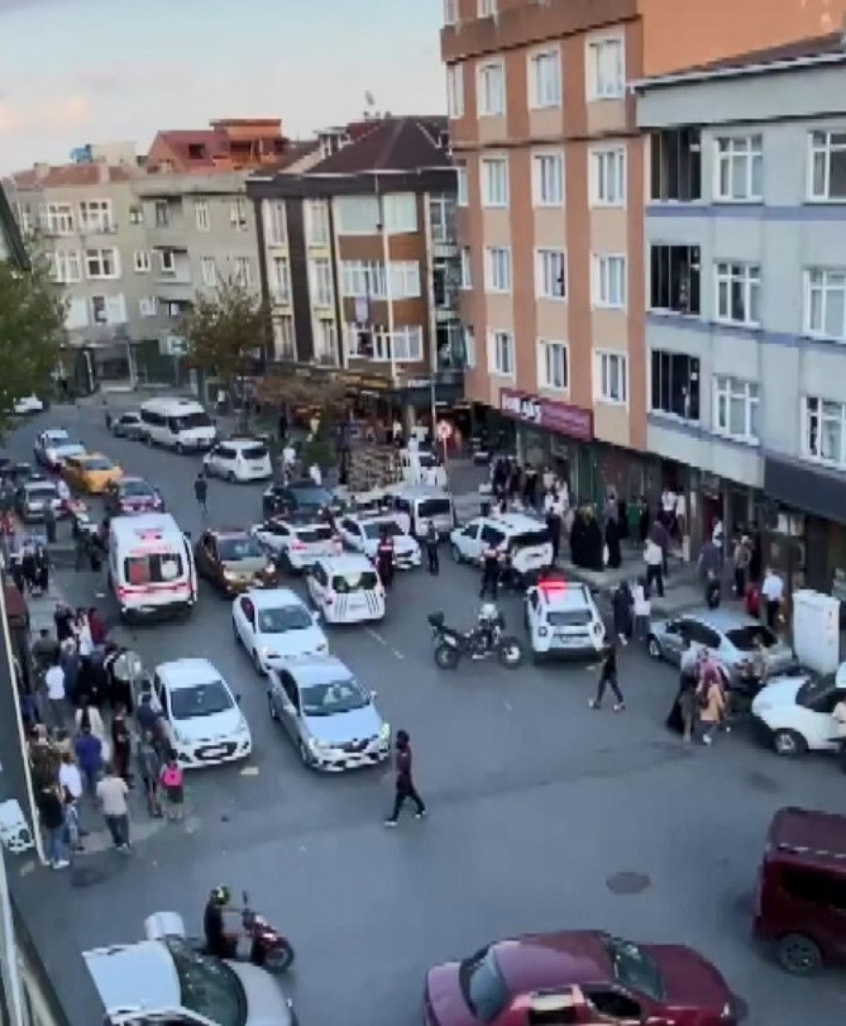 Sultangazi de kavga eden aile olay yerine gelen polis ekibine saldırdı #2
