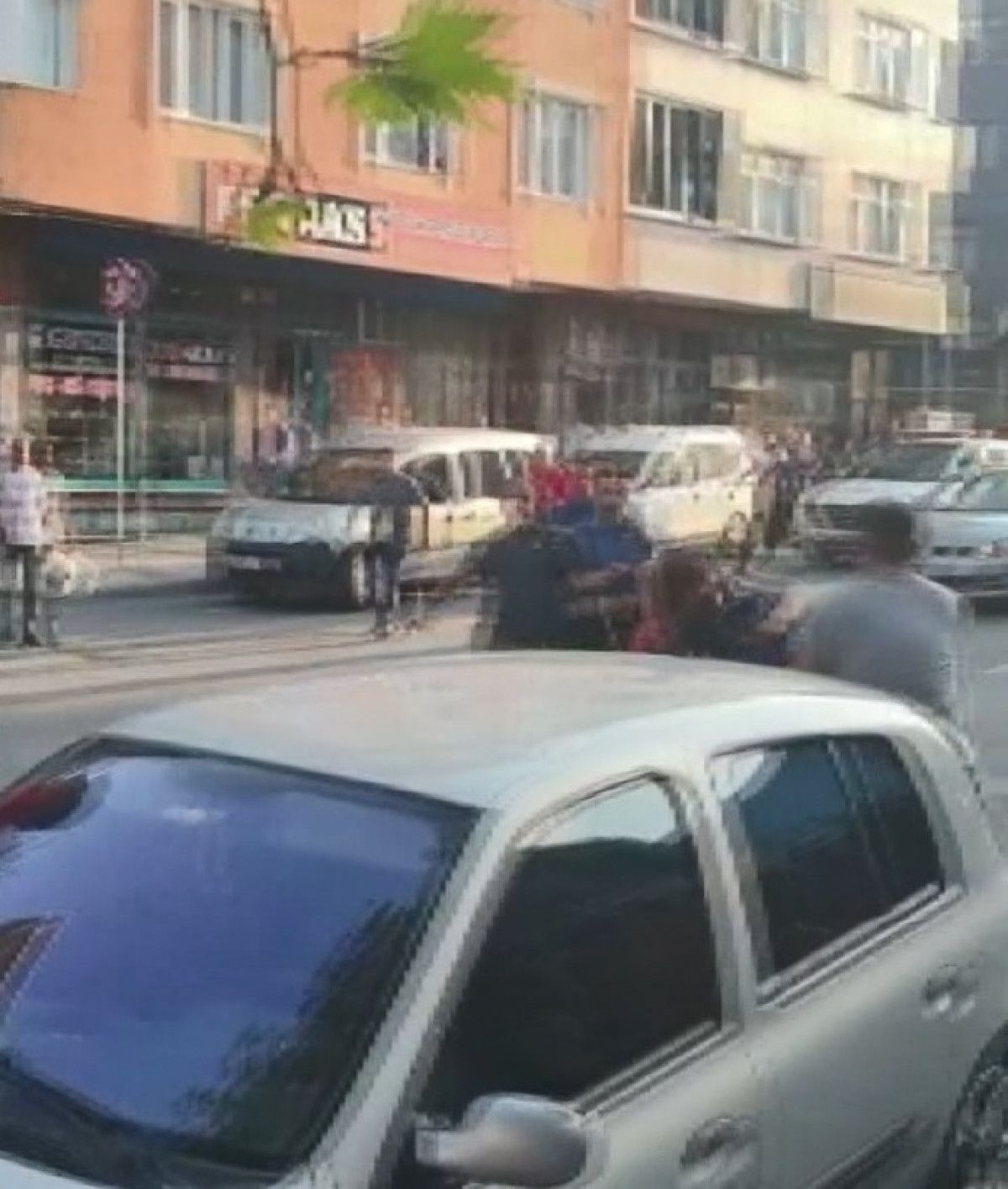 Sultangazi de kavga eden aile olay yerine gelen polis ekibine saldırdı #3