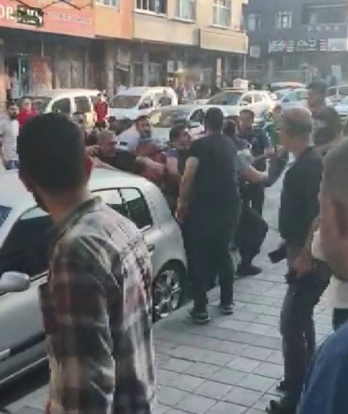 Sultangazi de kavga eden aile olay yerine gelen polis ekibine saldırdı #4