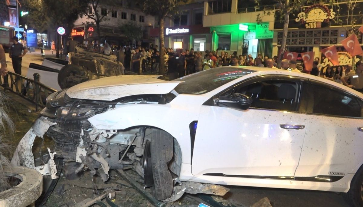 Bursa da makas atan otomobil, 2 araca çarpıp takla attı #3