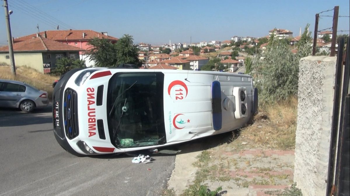 Kırıkkale de vakaya giden ambulansa otomobil çarptı: 2 sağlıkçı yaralı #2