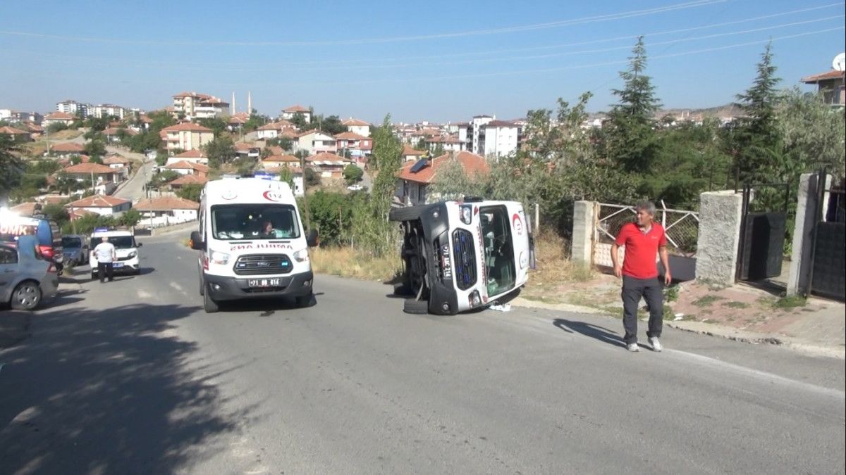 Kırıkkale de vakaya giden ambulansa otomobil çarptı: 2 sağlıkçı yaralı #1