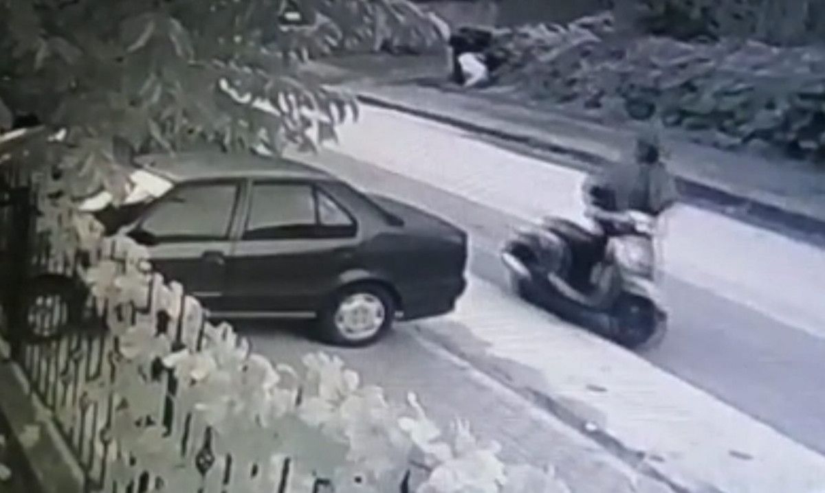 Bursa da siteden motosikletin çalınma anı kamerada #2