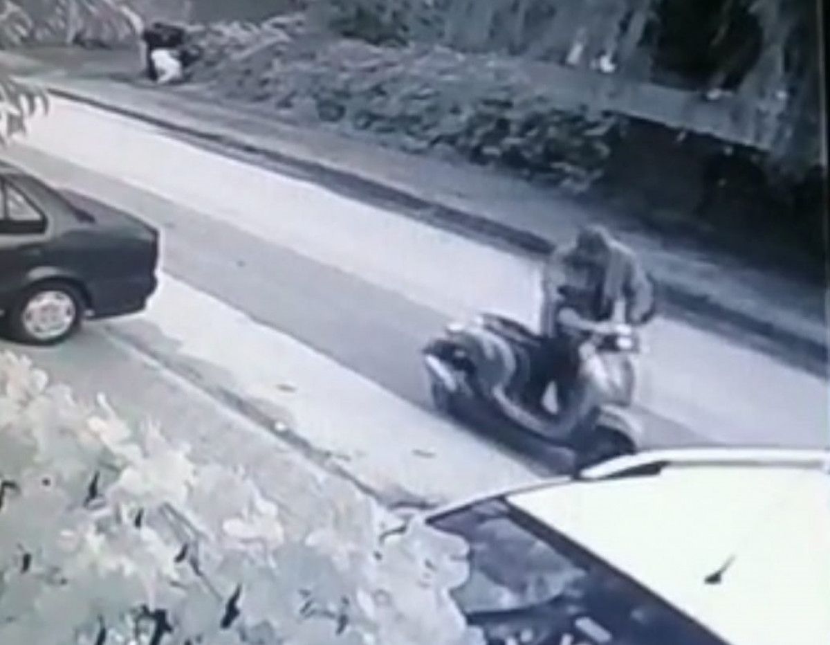 Bursa da siteden motosikletin çalınma anı kamerada #5