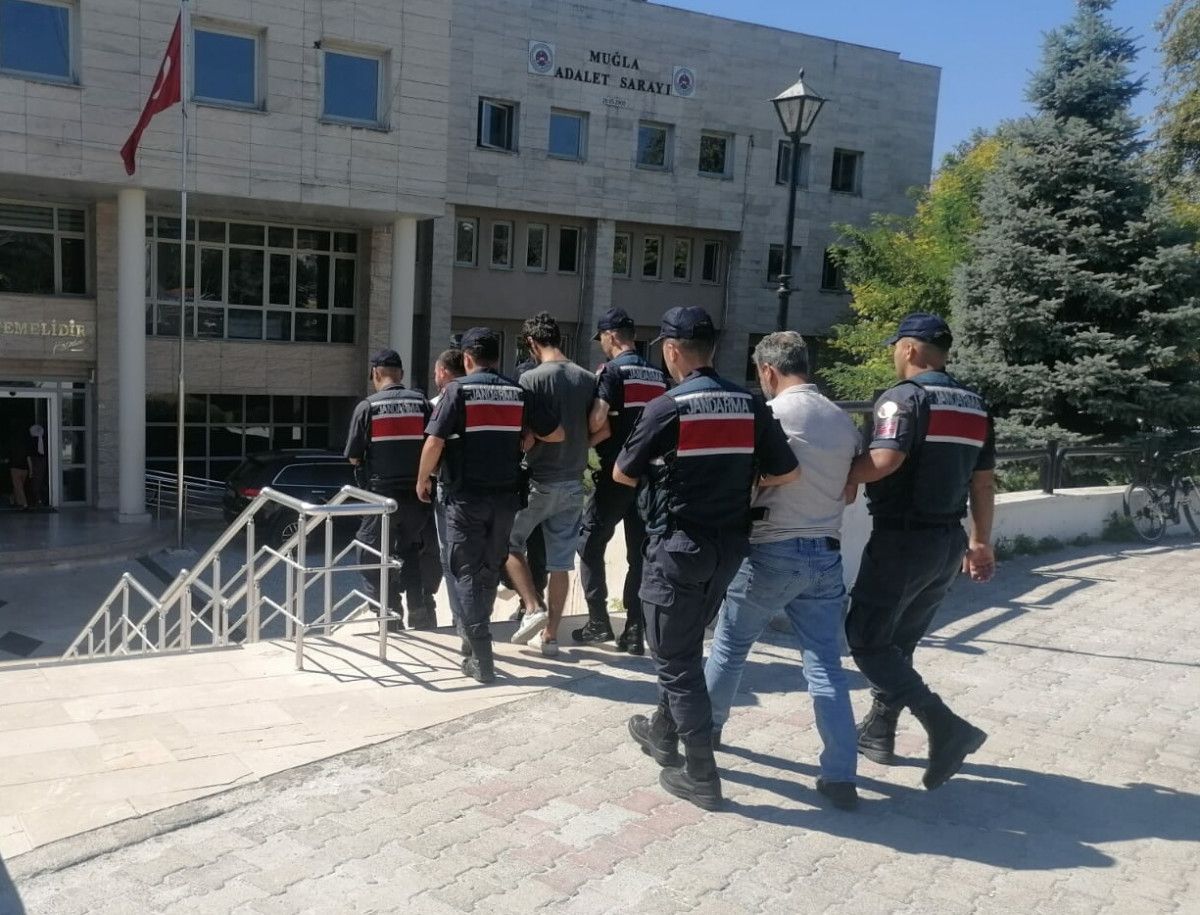 dikkat_cekmemek_icin_kablolari_kiraladiklari_luks_aracla_calmislar_99208.jpg