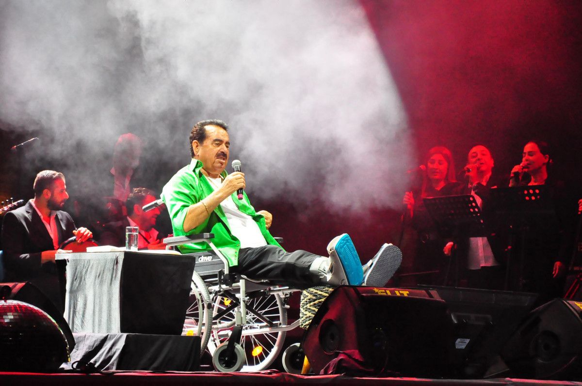 İbrahim Tatlıses, Manisa konserine de tekerlekli sandalyeyle çıktı #10