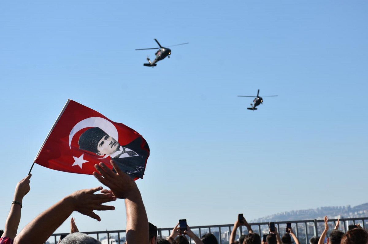 izmir_de_kurtulusun_100_uncu_yilina_coskulu_kutlama_3_14959.jpg