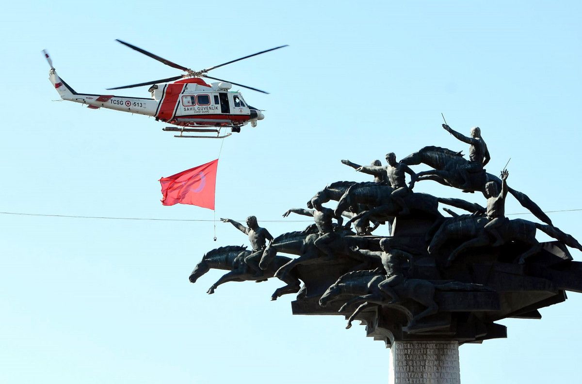 izmir_de_kurtulusun_100_uncu_yilina_coskulu_kutlama_3_55685.jpg