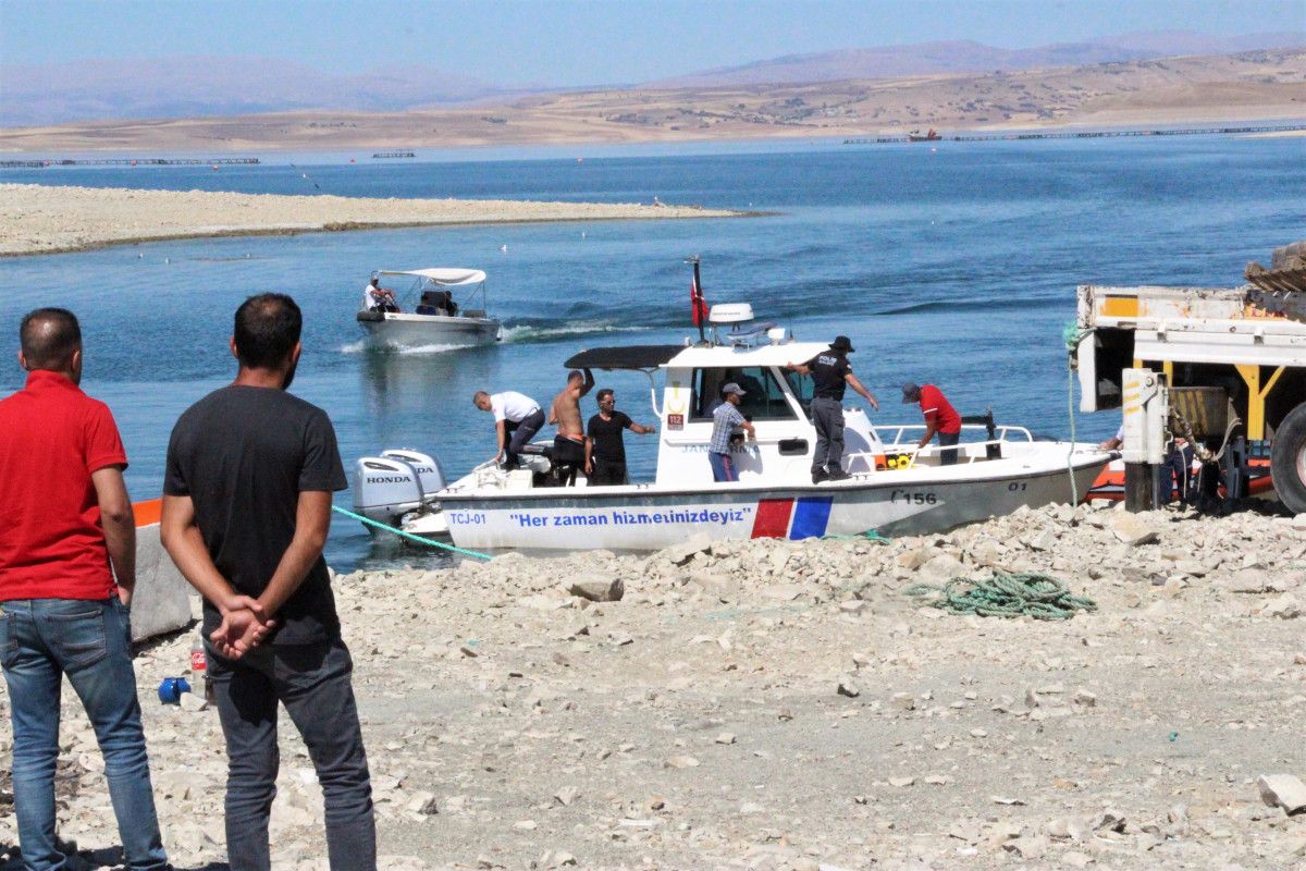 keban_baraj_golu_nde_batan_tekne_56_metre_derinlikte_bulundu_balikci_araniyor_26101.jpg