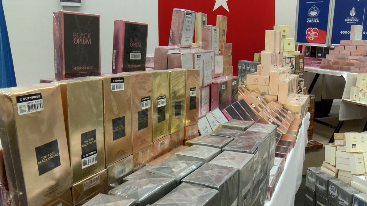 istabul_da_zabita_ekipleri_14_bin_215_sise_sahte_parfum_ele_gecirdi_80738.jpg