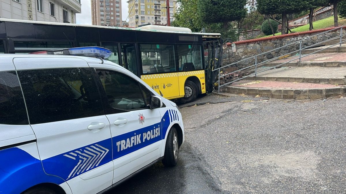 umraniye_039_de_iett_otobusu_duvara_carpti_2_kisi_yarali_45933.jpg