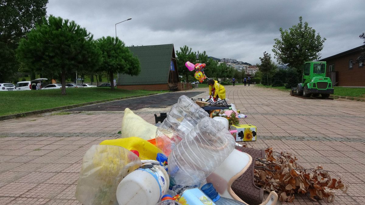 Trabzon da kirliliğe dikkat çeken dekan, halata bağlı atıklarla yürüdü #1