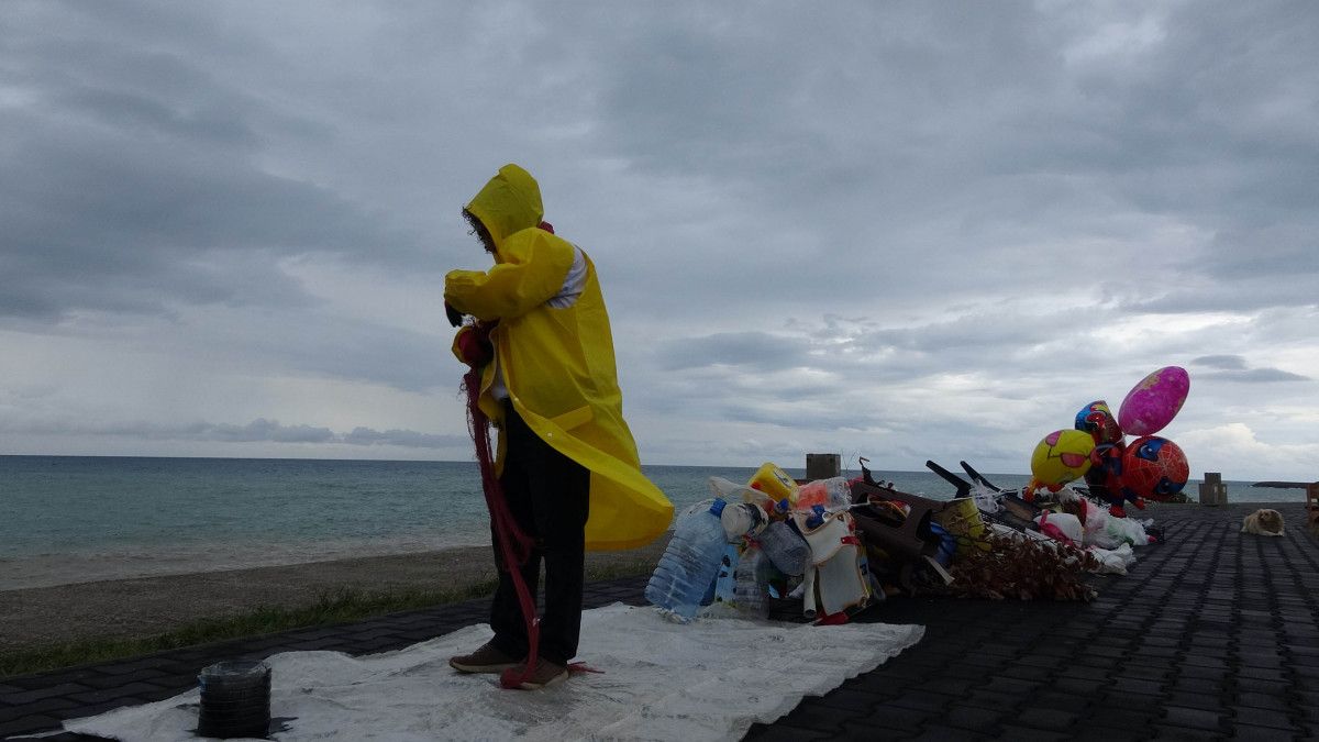 Trabzon da kirliliğe dikkat çeken dekan, halata bağlı atıklarla yürüdü #9
