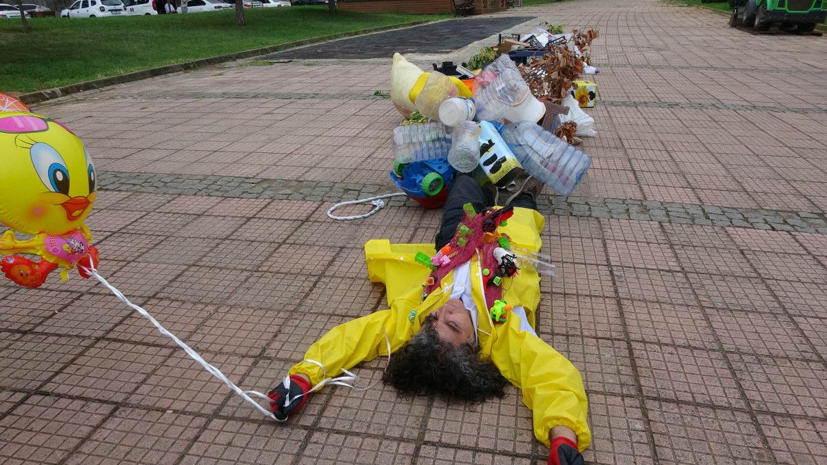 Trabzon da kirliliğe dikkat çeken dekan, halata bağlı atıklarla yürüdü #2