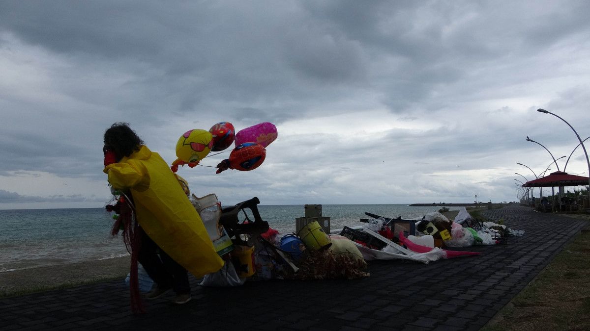 Trabzon da kirliliğe dikkat çeken dekan, halata bağlı atıklarla yürüdü #6