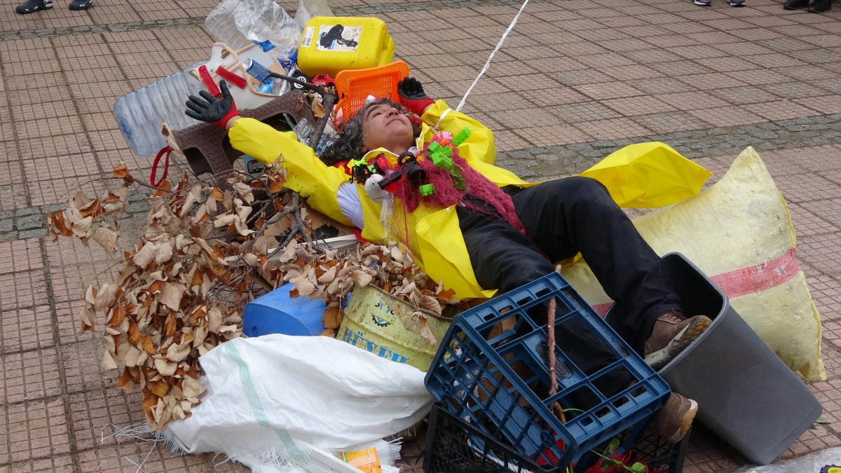 Trabzon da kirliliğe dikkat çeken dekan, halata bağlı atıklarla yürüdü #3