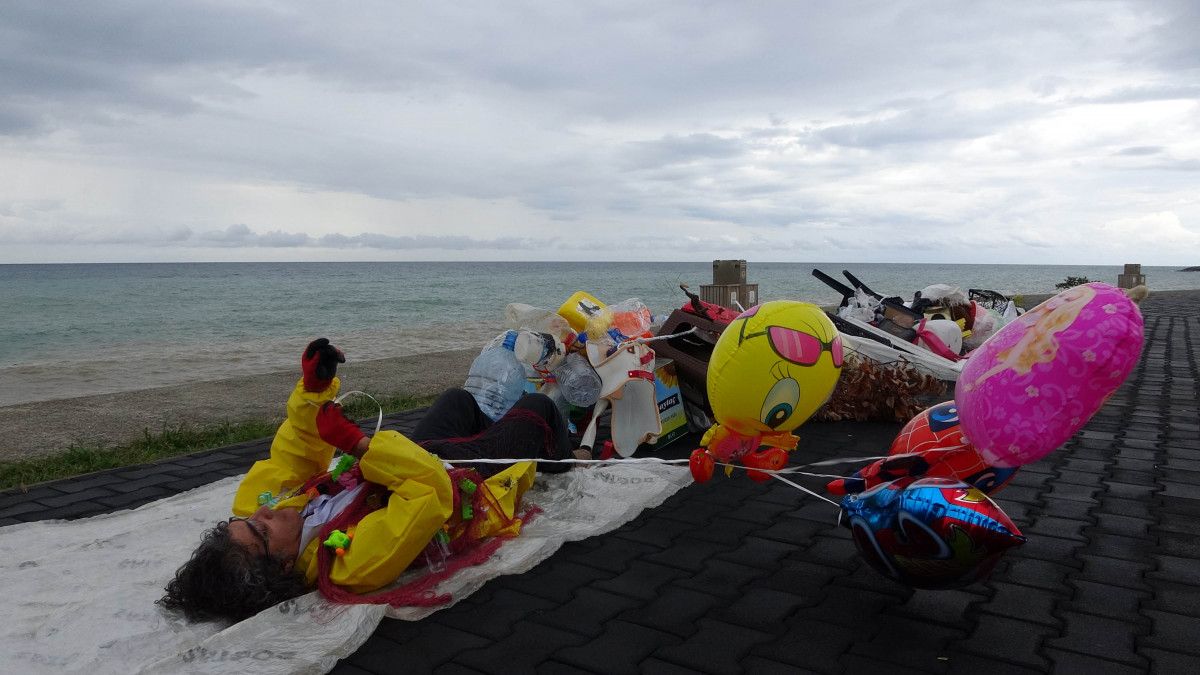Trabzon da kirliliğe dikkat çeken dekan, halata bağlı atıklarla yürüdü #7