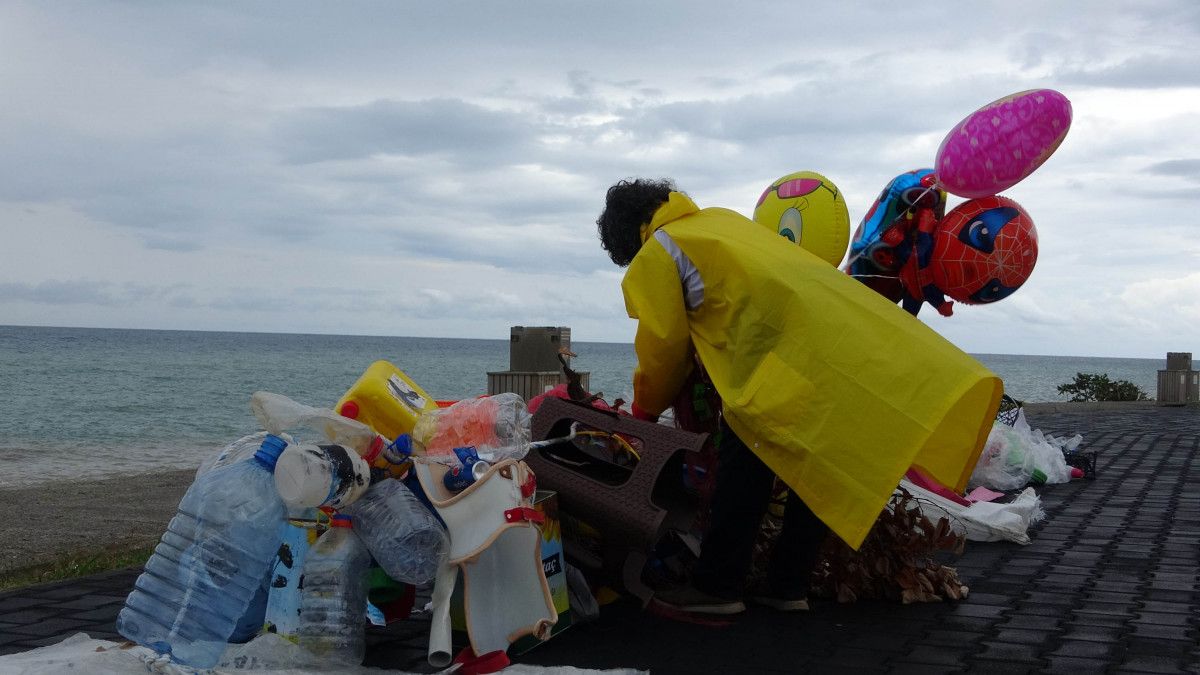 Trabzon da kirliliğe dikkat çeken dekan, halata bağlı atıklarla yürüdü #8
