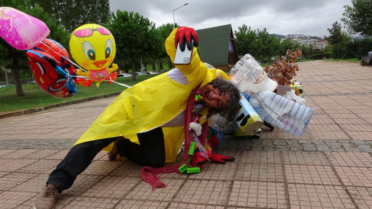 Trabzon da kirliliğe dikkat çeken dekan, halata bağlı atıklarla yürüdü #4