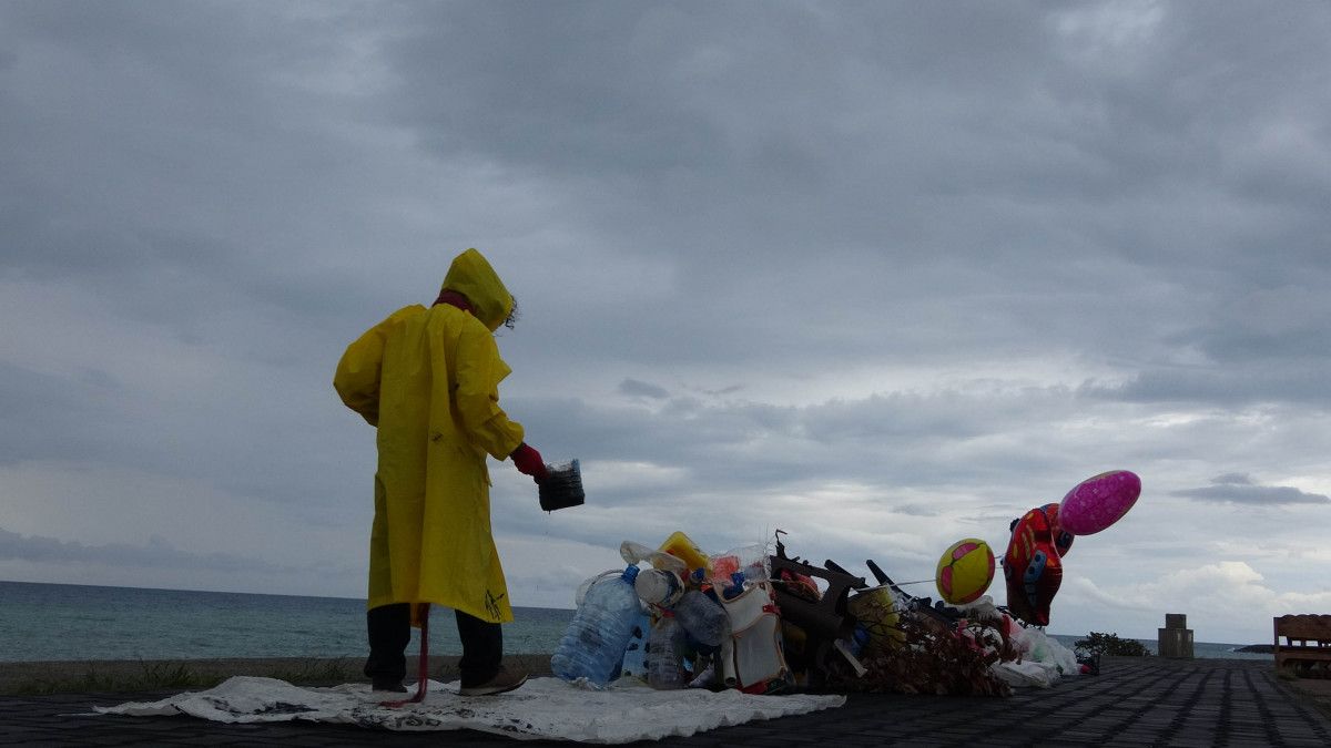 Trabzon da kirliliğe dikkat çeken dekan, halata bağlı atıklarla yürüdü #10