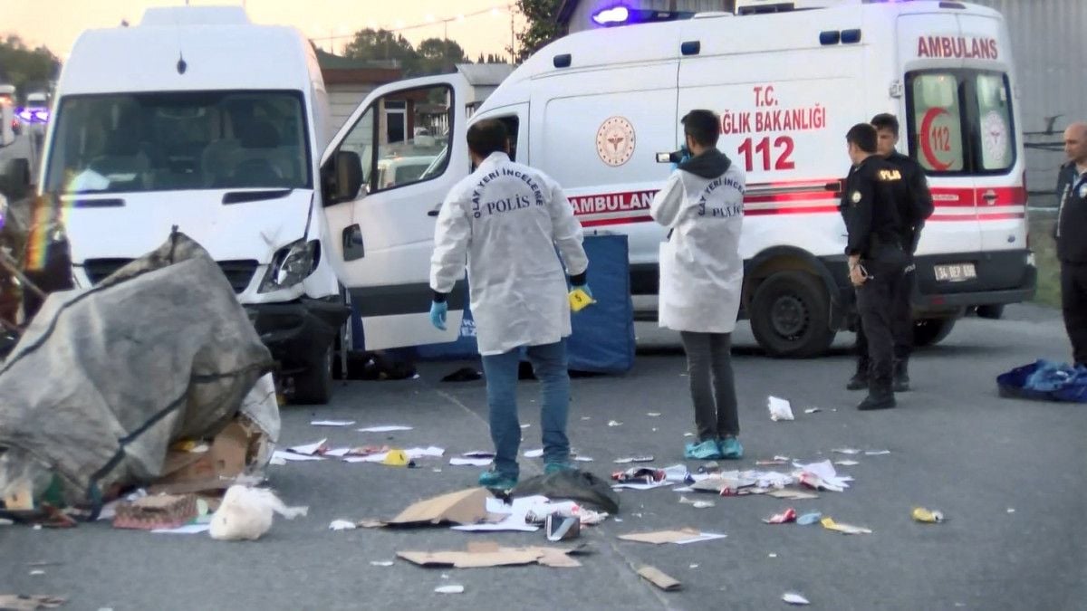 İstanbul da minibüsün çarptığı motosikletteki baba ile 3 yaşındaki oğlu öldü #5