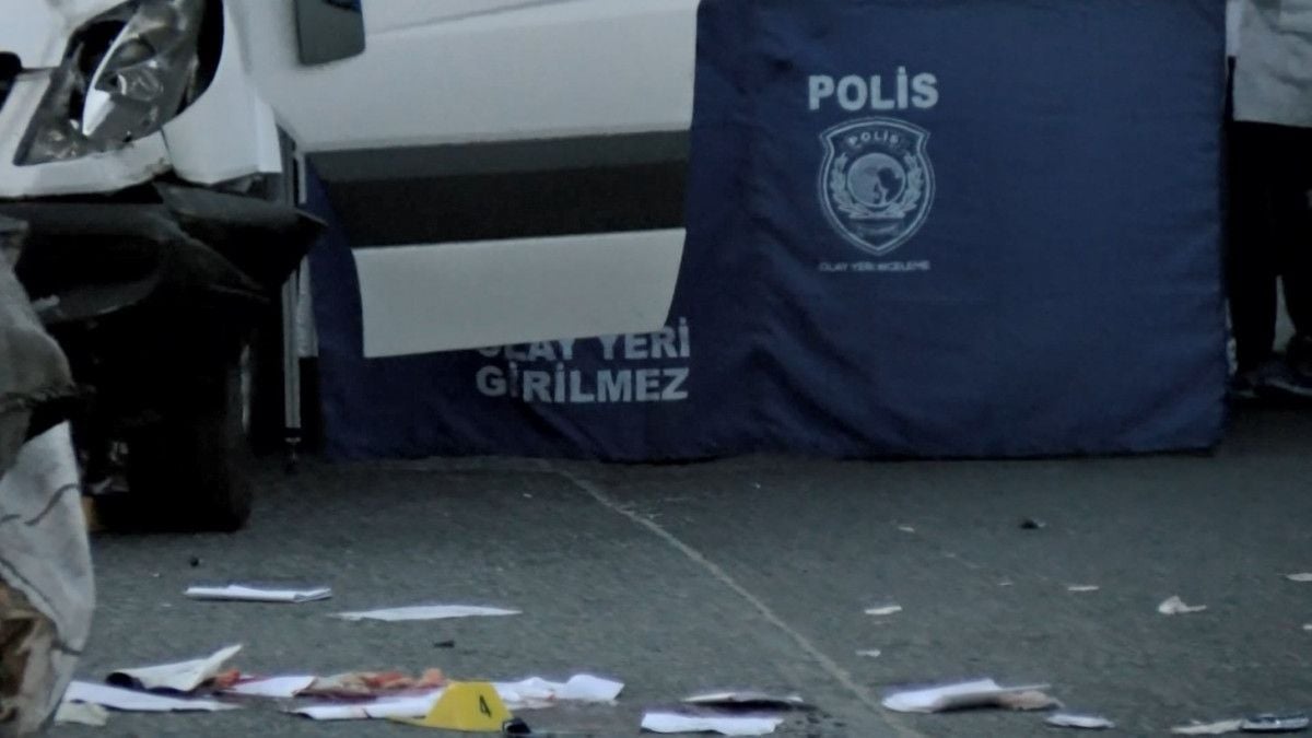 İstanbul da minibüsün çarptığı motosikletteki baba ile 3 yaşındaki oğlu öldü #6