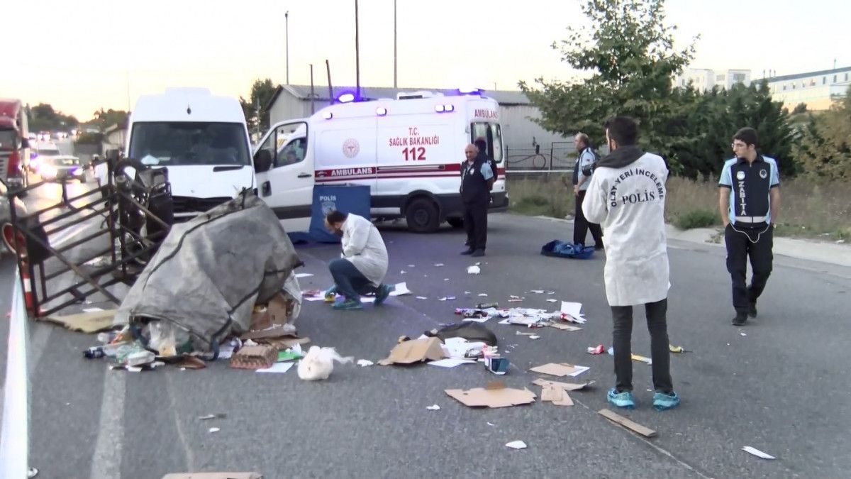 İstanbul da minibüsün çarptığı motosikletteki baba ile 3 yaşındaki oğlu öldü #2