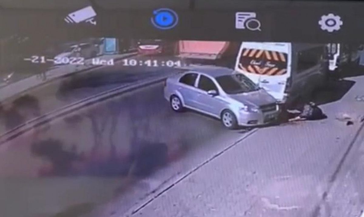İzmir de iki araç arasında sıkışan sürücü yaralandı #1