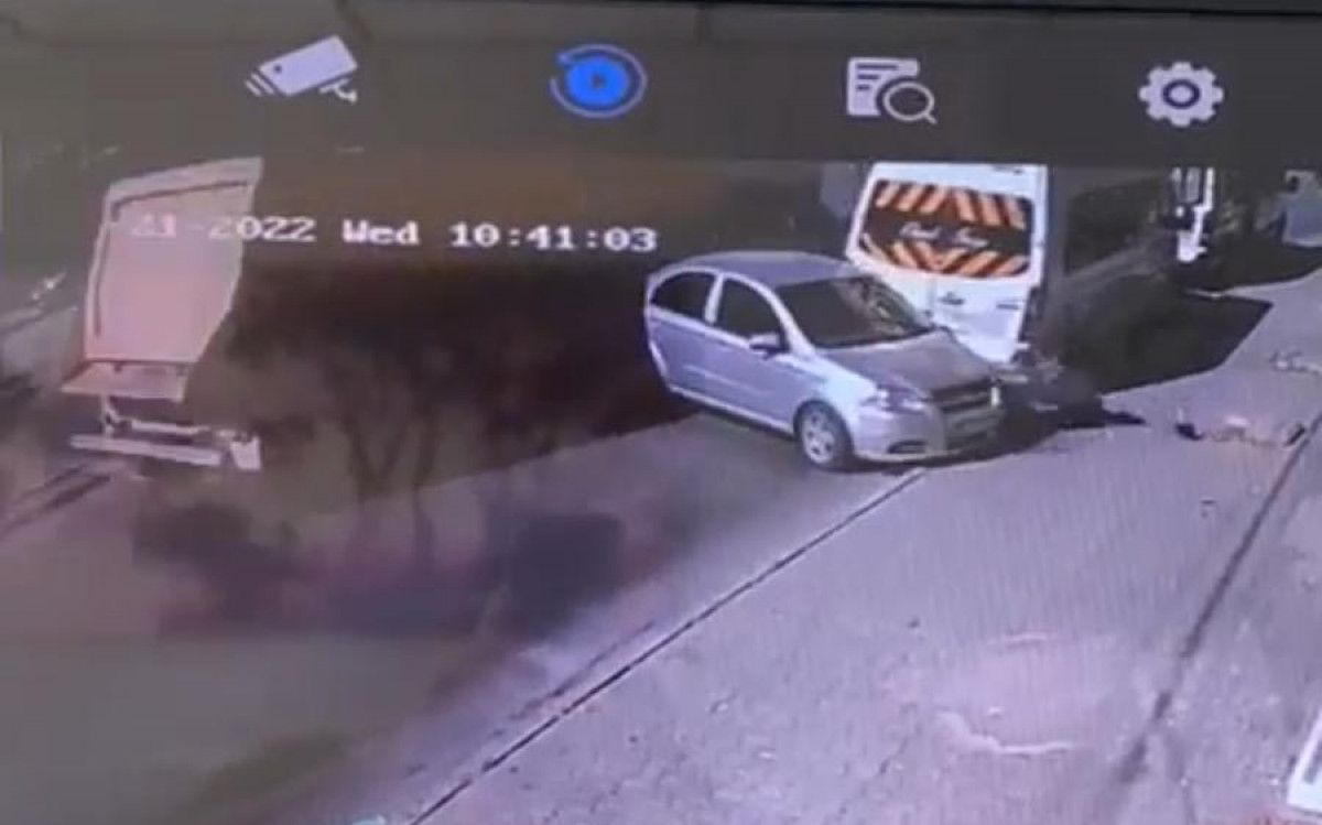 İzmir de iki araç arasında sıkışan sürücü yaralandı #2