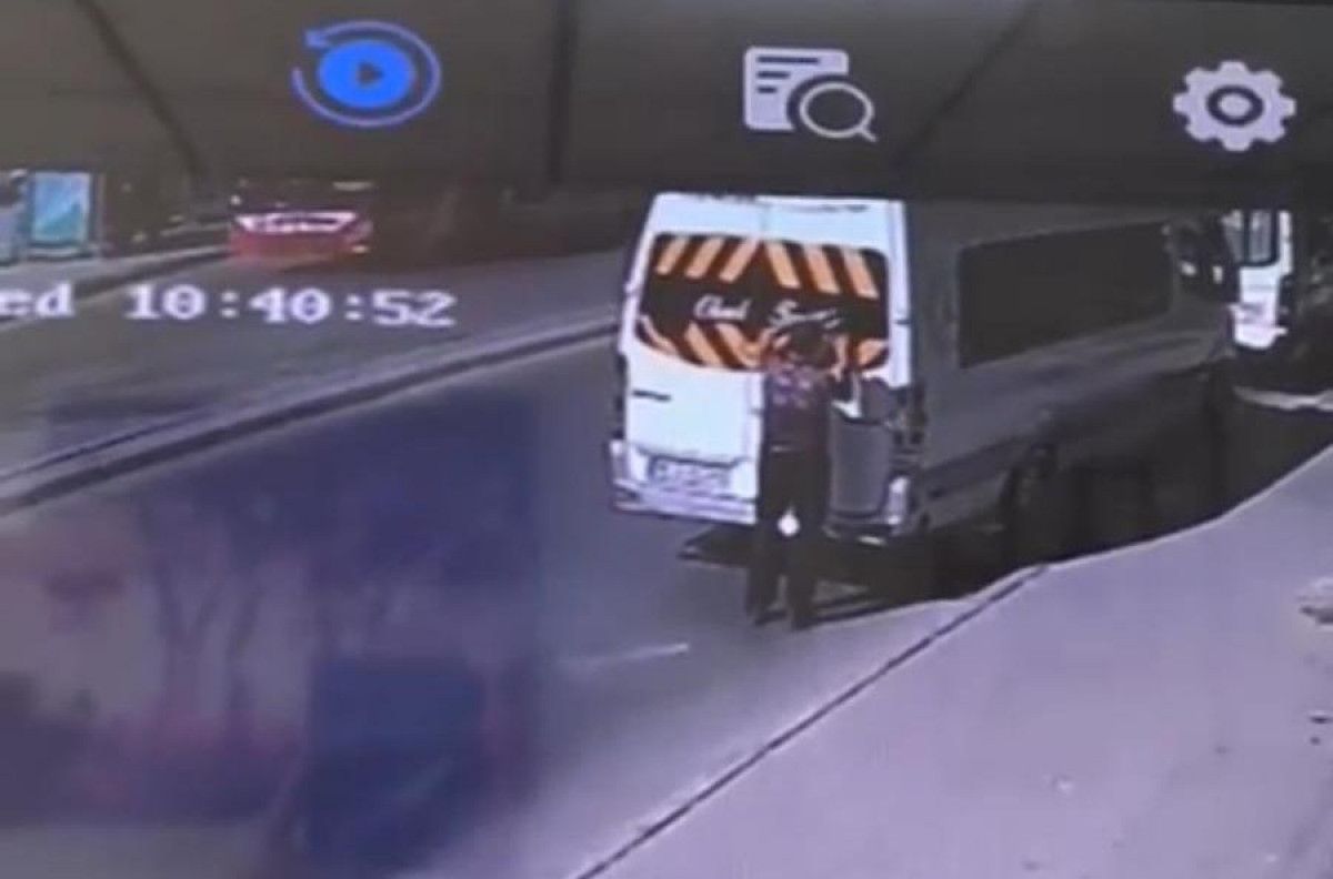 İzmir de iki araç arasında sıkışan sürücü yaralandı #3
