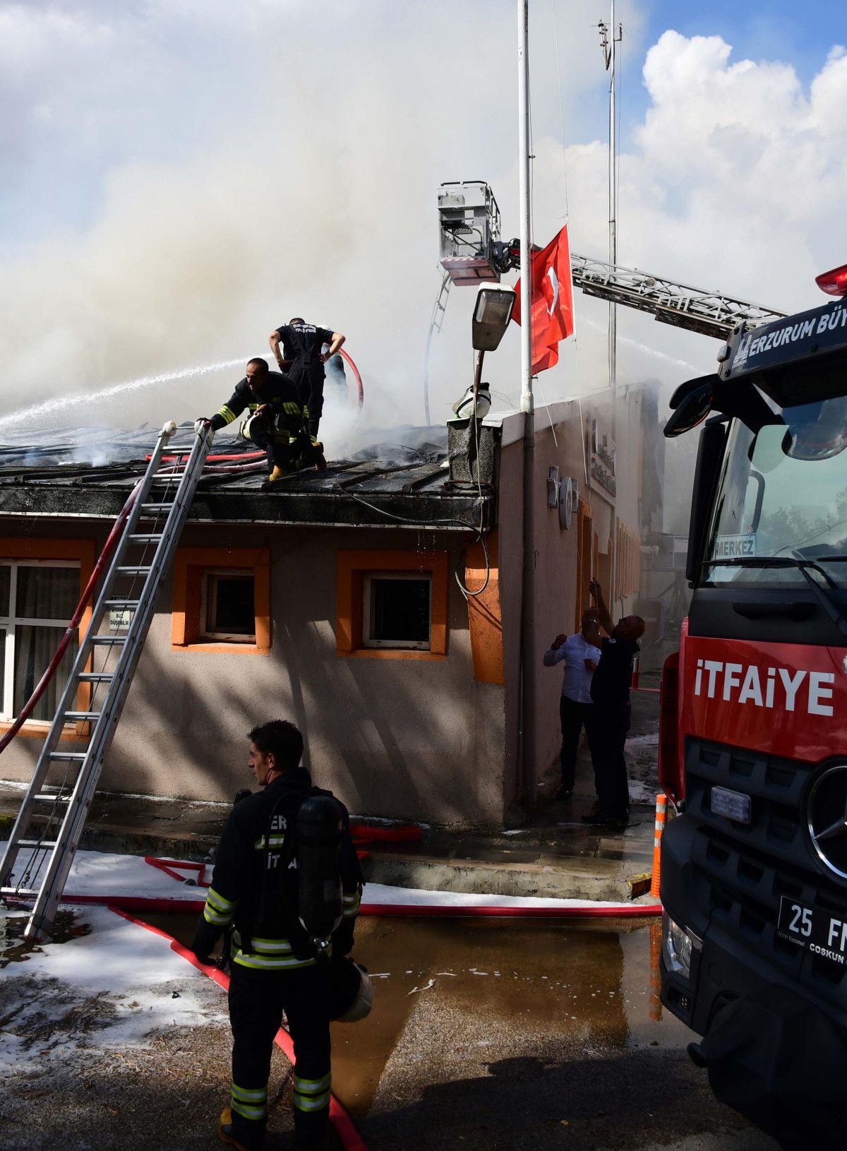 Erzurum da itfaiye eri ve üniversite personeli, bayrağı yanmaktan kurtardı  #5