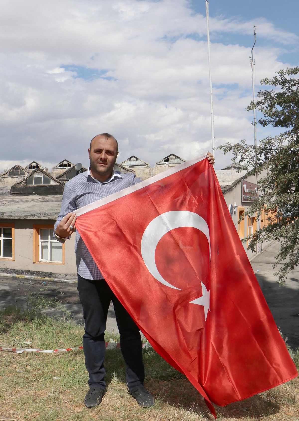 Erzurum da itfaiye eri ve üniversite personeli, bayrağı yanmaktan kurtardı  #10