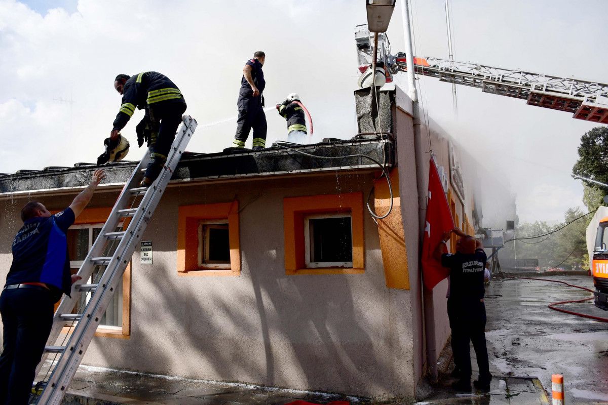 Erzurum da itfaiye eri ve üniversite personeli, bayrağı yanmaktan kurtardı  #6
