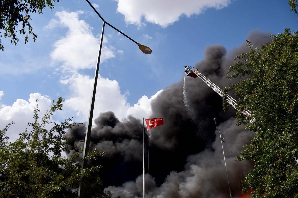 Erzurum da itfaiye eri ve üniversite personeli, bayrağı yanmaktan kurtardı  #3