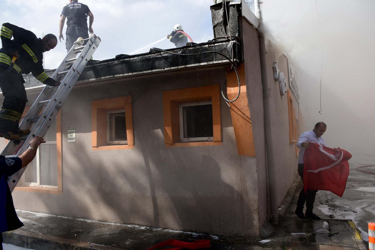 Erzurum da itfaiye eri ve üniversite personeli, bayrağı yanmaktan kurtardı  #7