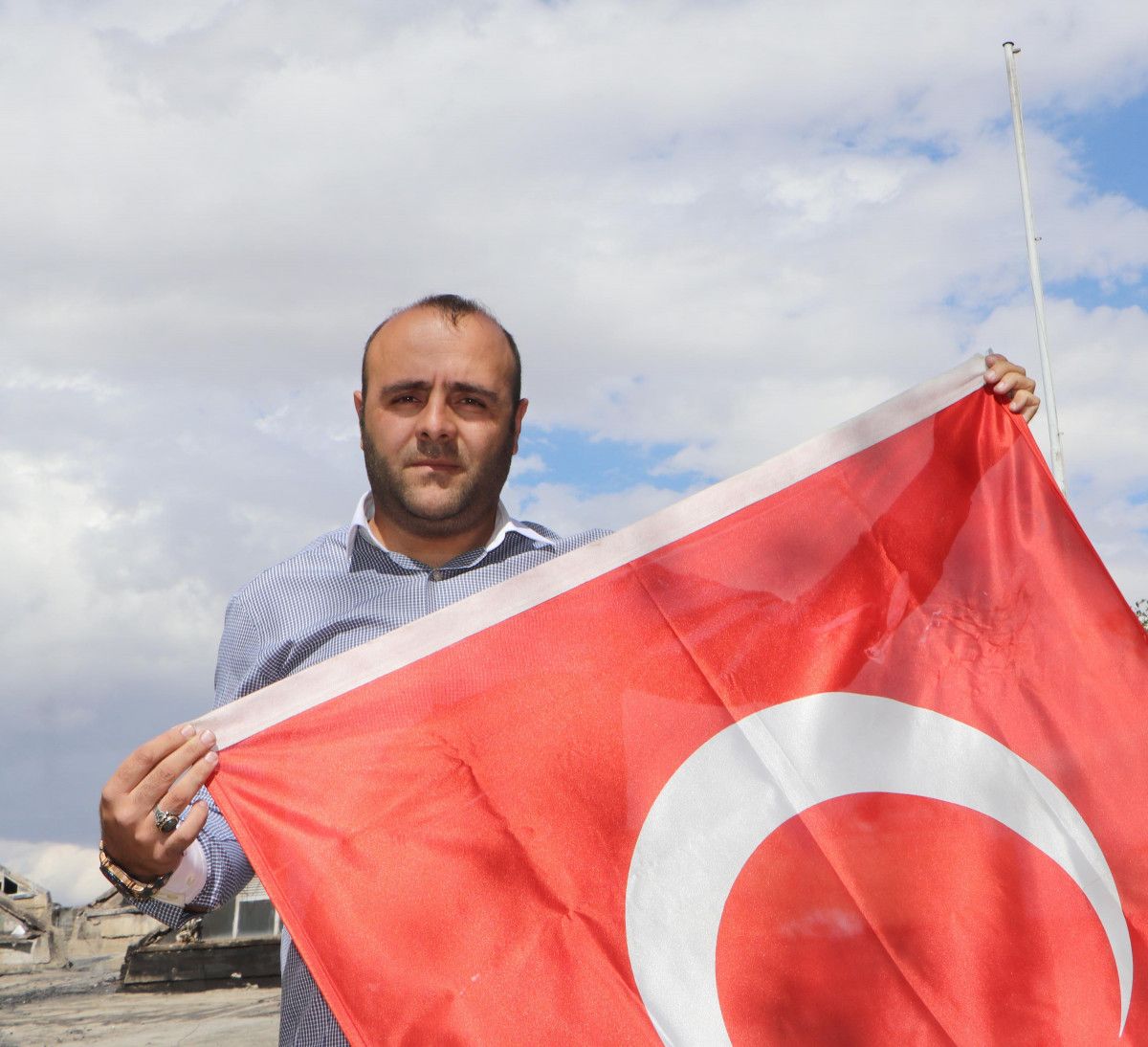 Erzurum da itfaiye eri ve üniversite personeli, bayrağı yanmaktan kurtardı  #9