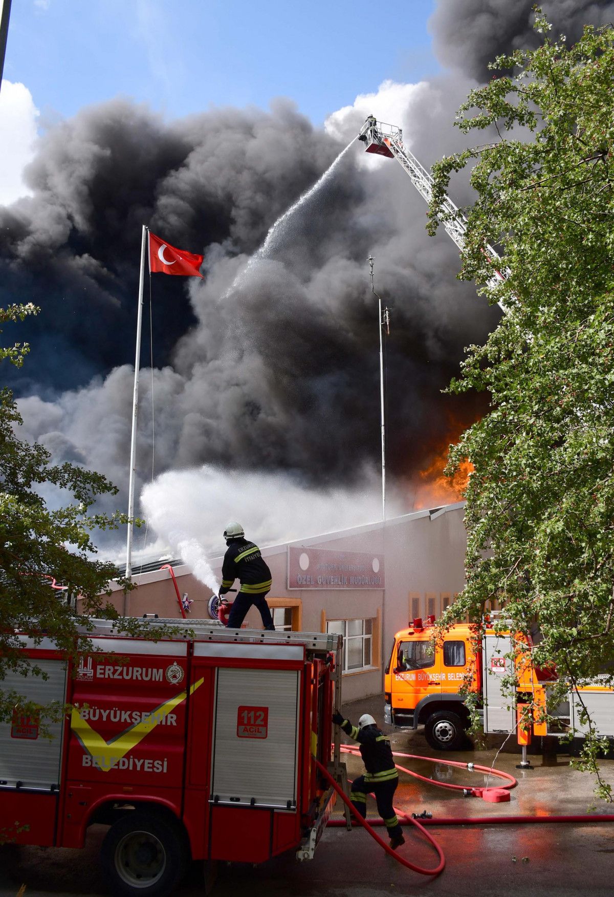 Erzurum da itfaiye eri ve üniversite personeli, bayrağı yanmaktan kurtardı  #2