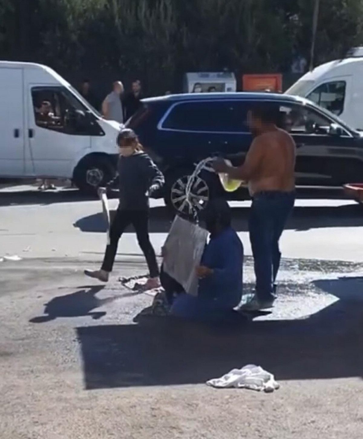İzmir de ceza kesilen seyyar satıcının benzinli eylemi #1