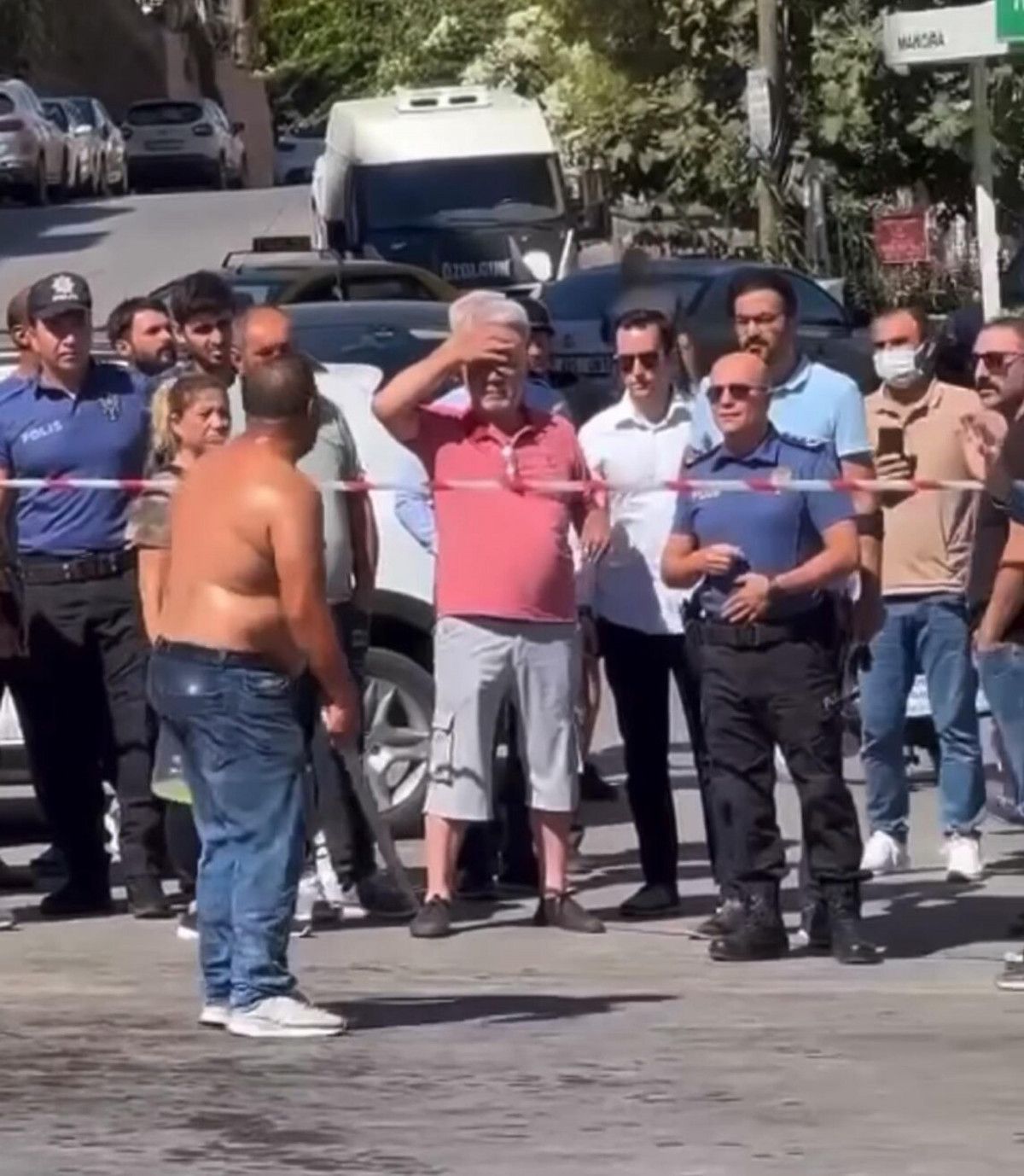 İzmir de ceza kesilen seyyar satıcının benzinli eylemi #3