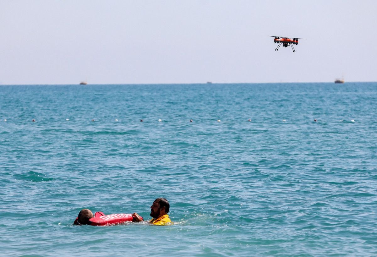 Antalya da boğulma tehlikesi geçirene cankurtaran dron ile müdahale edilecek #6