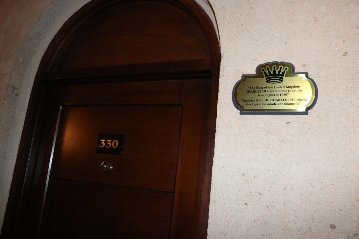 İngiltere Kralı Charles ın 33 yıl önce kaldığı odanın tanıtım tabelası değişti #7