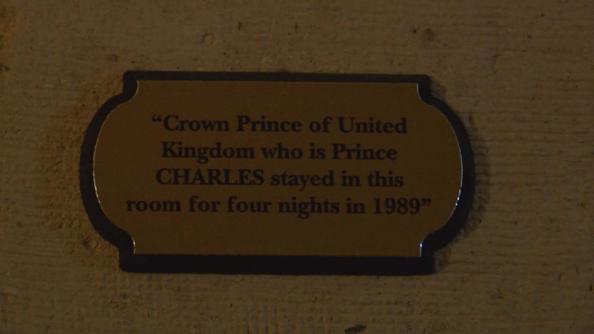 İngiltere Kralı Charles ın 33 yıl önce kaldığı odanın tanıtım tabelası değişti #6