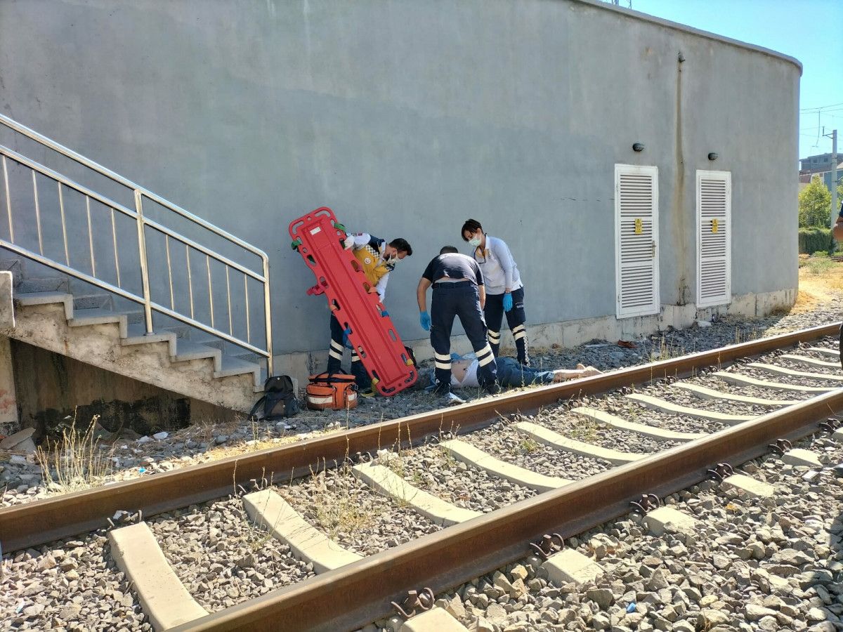 İzmir de raylara yaklaşan kadına yük treni çarptı #2