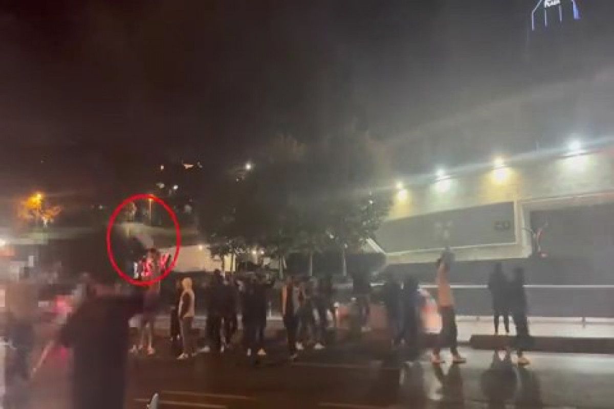 Beşiktaş Stadı önüne gelen satırlı gruptan 9 kişi yakalandı #1