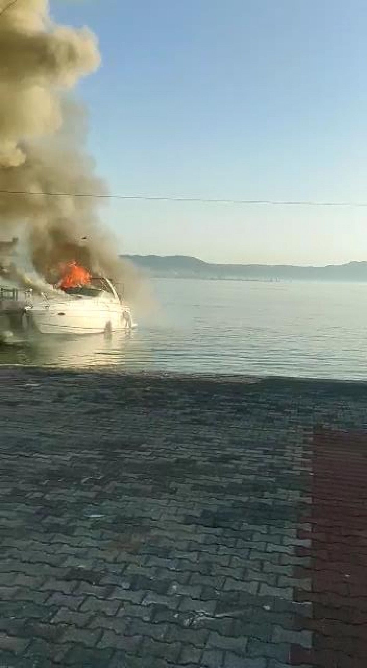 Bursa da limana bağlı tekne, alev alev yandı #2